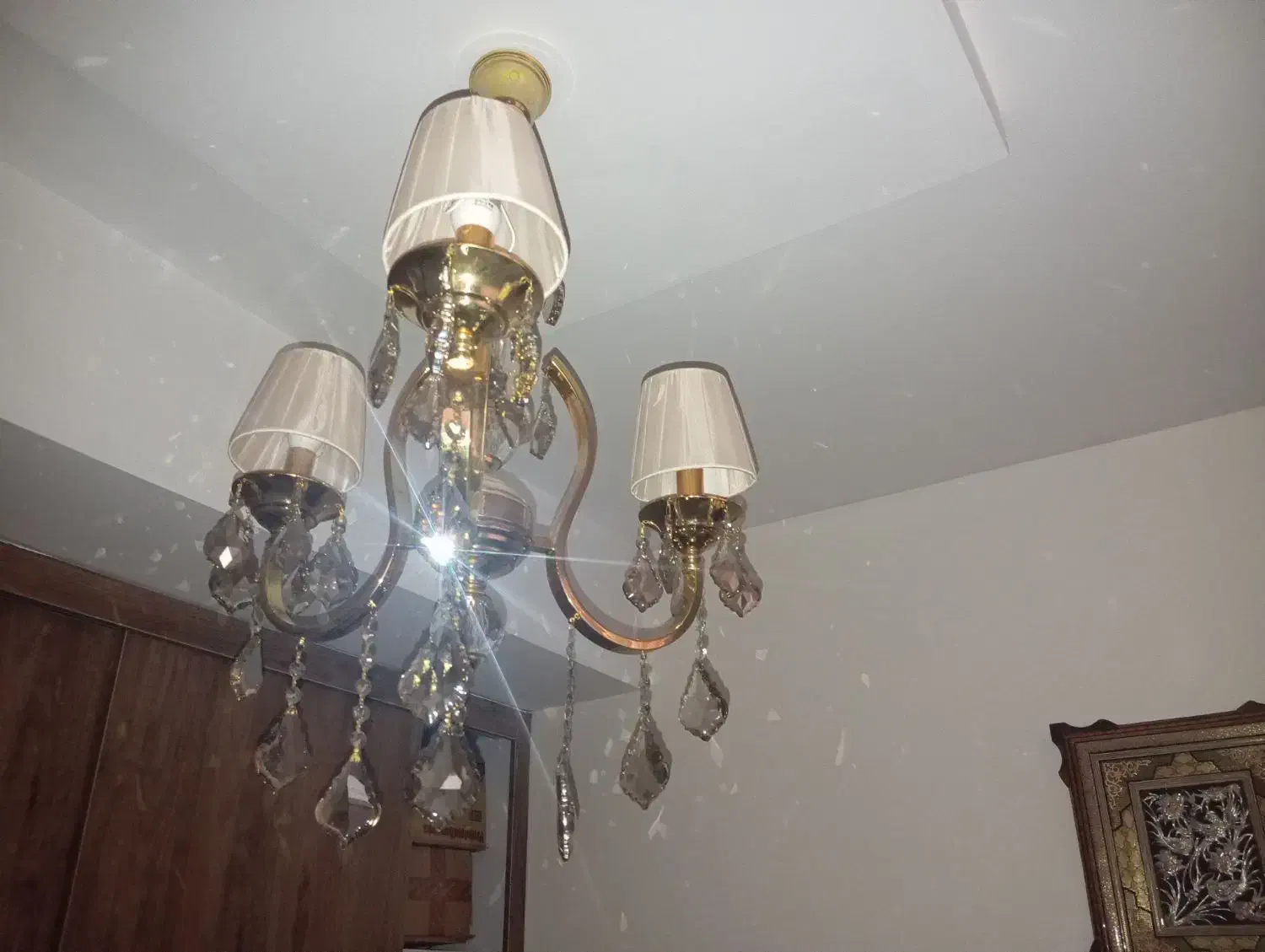 لوستر سه شاخه طلایی|لوستر و چراغ آویز|تهران, گلستان (شهرک راه آهن)|دیوار