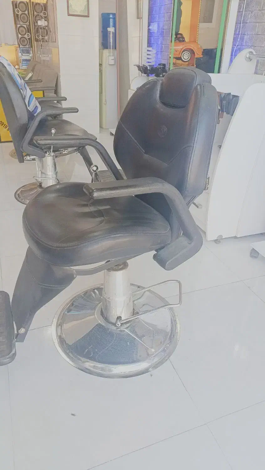 صندلی پدالی آرایشگاه|آرایشگاه و سالن‌های زیبایی|زرقان, |دیوار