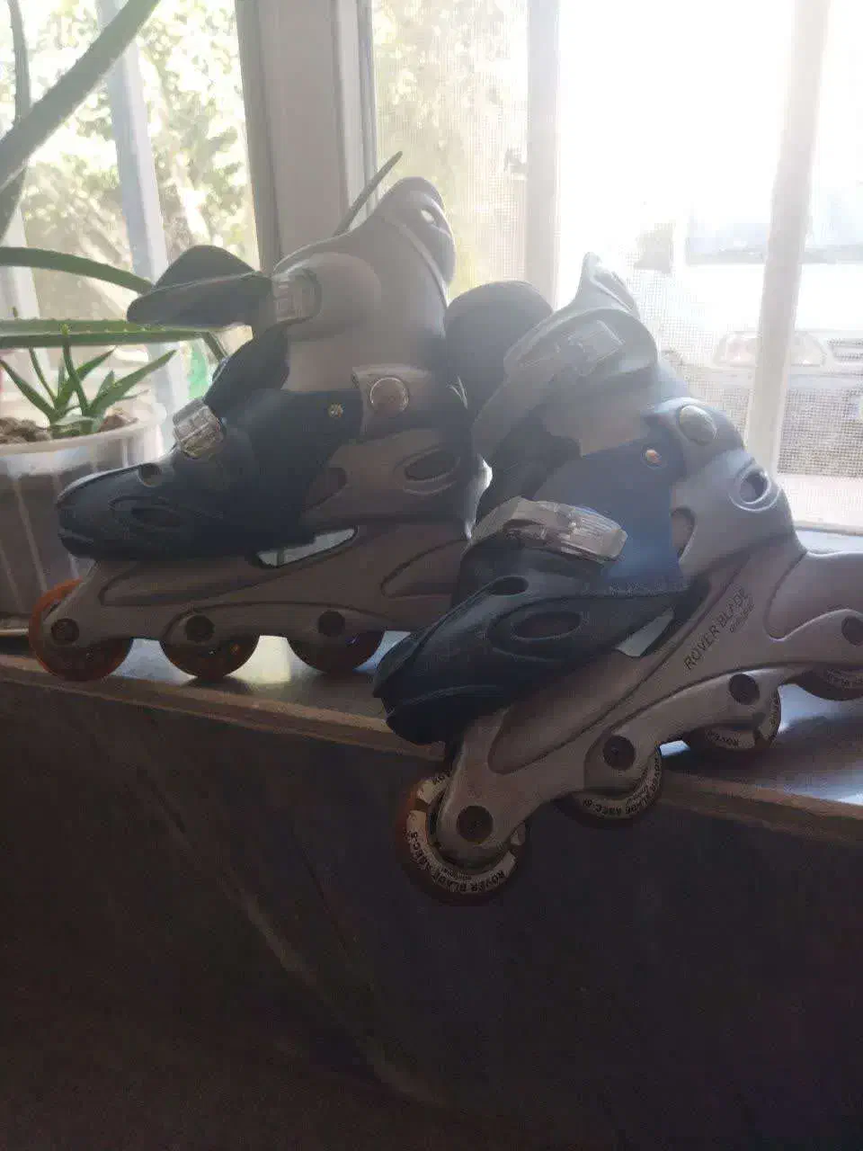 اسکیت با کلاه ایمنی|دوچرخه، اسکیت، اسکوتر|میانه, |دیوار