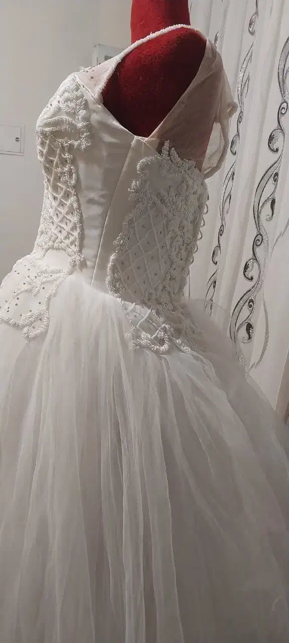 لباس عروس|لباس|بروجن, |دیوار