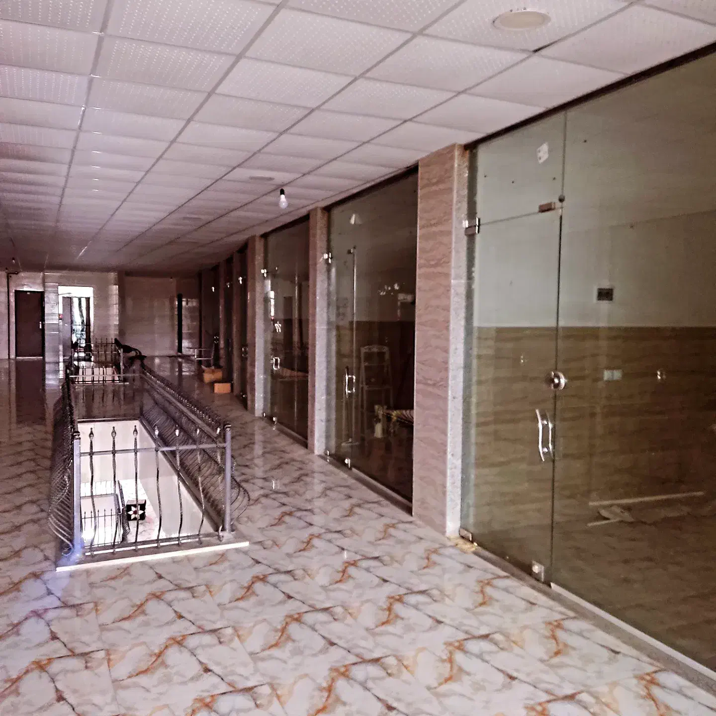 اجاره مغازه اداری/تجاری پاساژ وفایی قلب رضوانشهر|اجارهٔ مغازه و غرفه|رضوانشهر, |دیوار