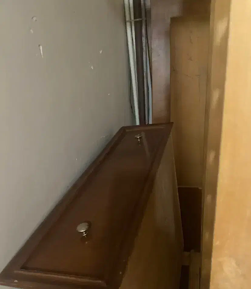 تخت یک نفره چوبی به همراه کشو لباس بسیار بزرگ|تخت و سرویس خواب|مشهد, شهید بهشتی|دیوار