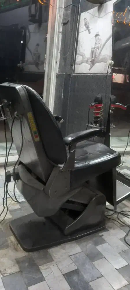 صندلی و آینه قدی آرایشگاه|آرایشگاه و سالنهای زیبایی|قم, سراجه (۱۵ خرداد)|دیوار