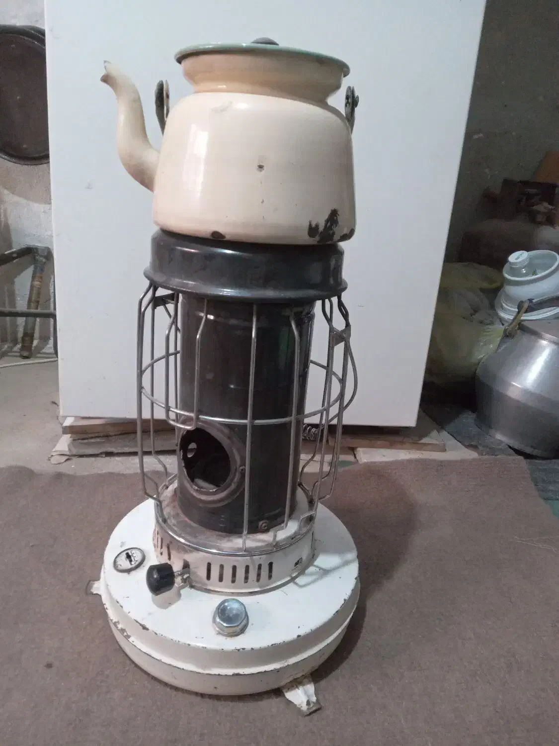 چراغ نفتی وکتری|کلکسیون اشیاء عتیقه|تویسرکان, |دیوار