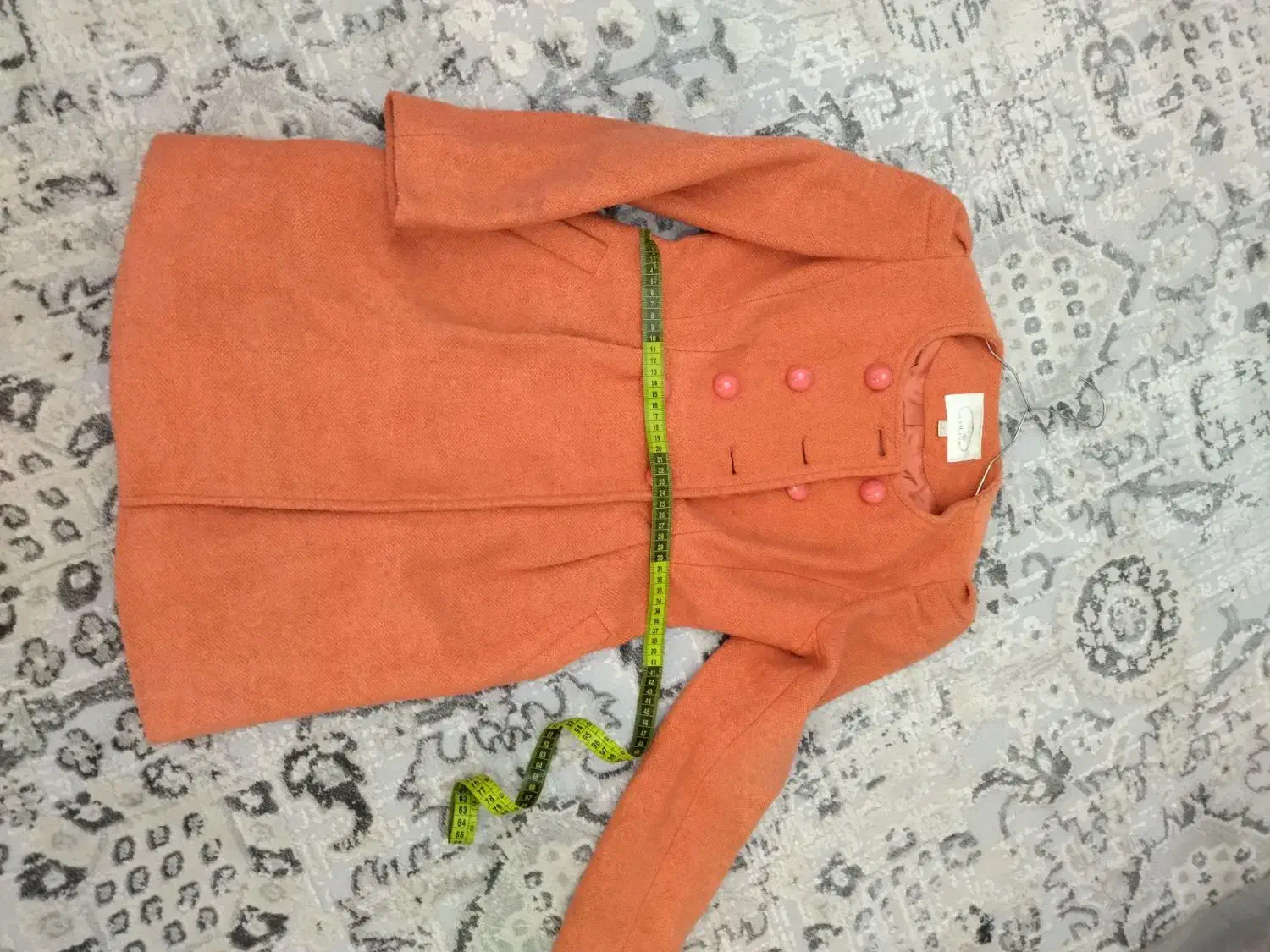 تعدادی لباس در حد نو|لباس|بومهن, |دیوار