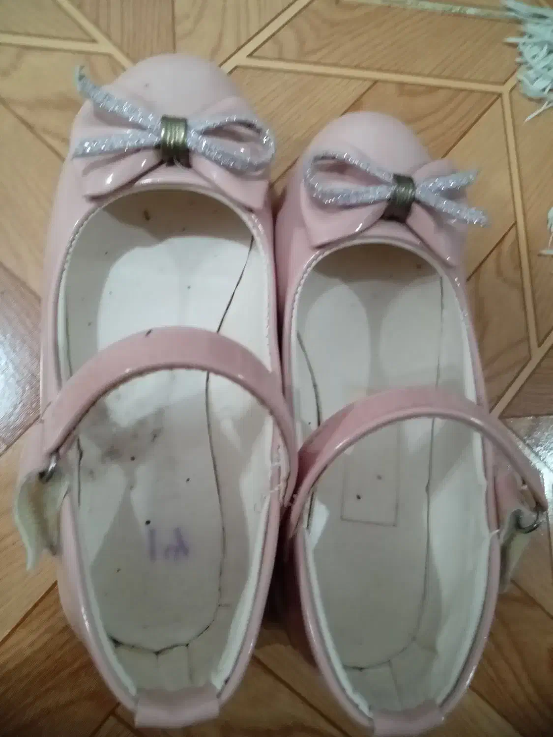 کفش وکاپشن|لباس|رشت, پیرکلاچای|دیوار