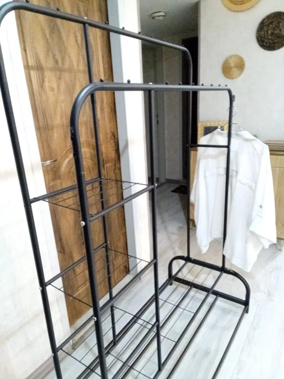 رگال لباس|بندرخت و رختآویز|شیراز, فرهنگ شهر|دیوار