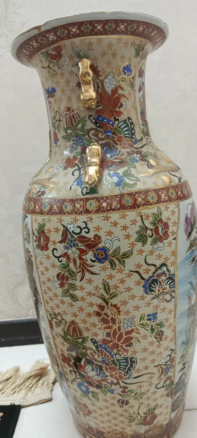 گلدان بلند عتیقه با طرح و نقش قدیمی|کلکسیون اشیاء عتیقه|قم, باجک یک|دیوار