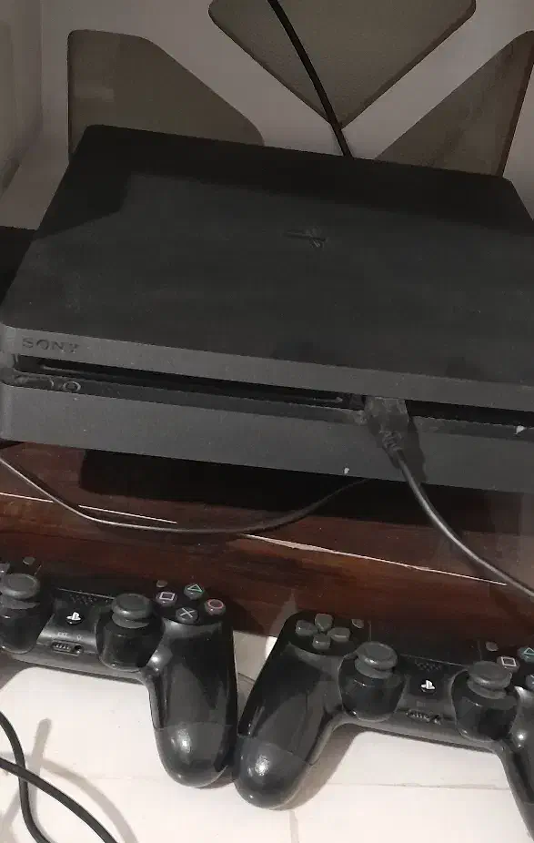 پی اس فوراسلیم|کنسول، بازی ویدئویی و آنلاین|ری, شهادت|دیوار