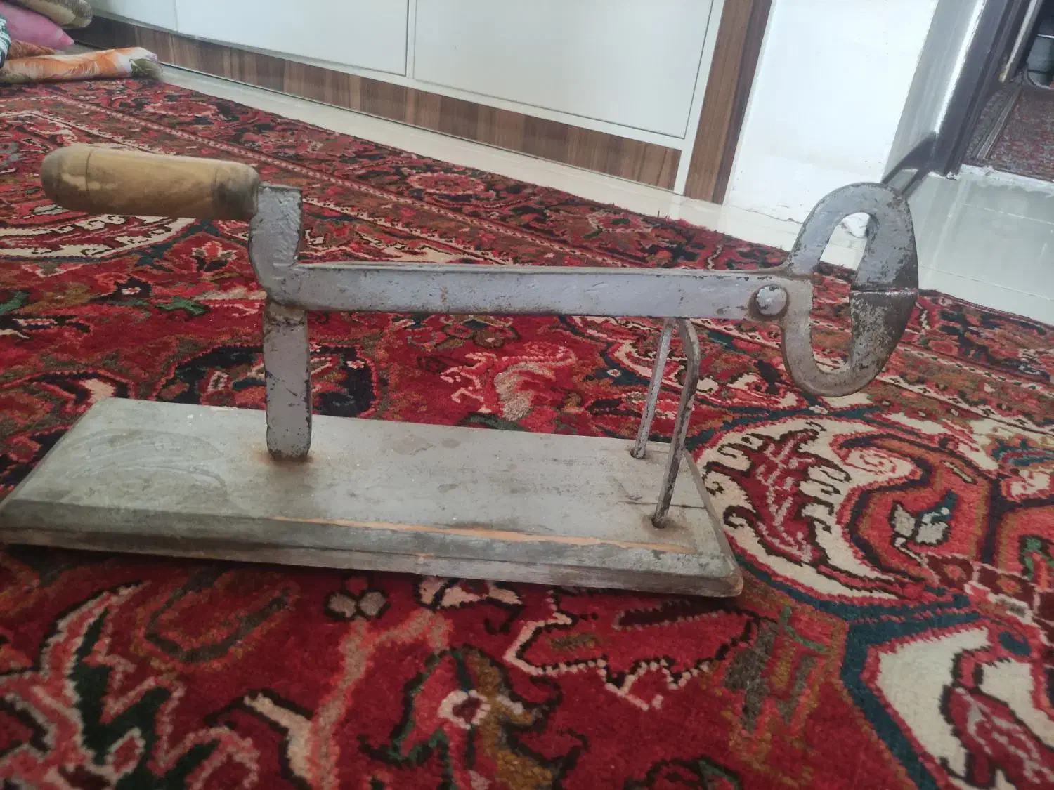 قند شکن دست ساز +کتری شیر دار +فلاکس چای|ظروف پختوپز|میانه, |دیوار