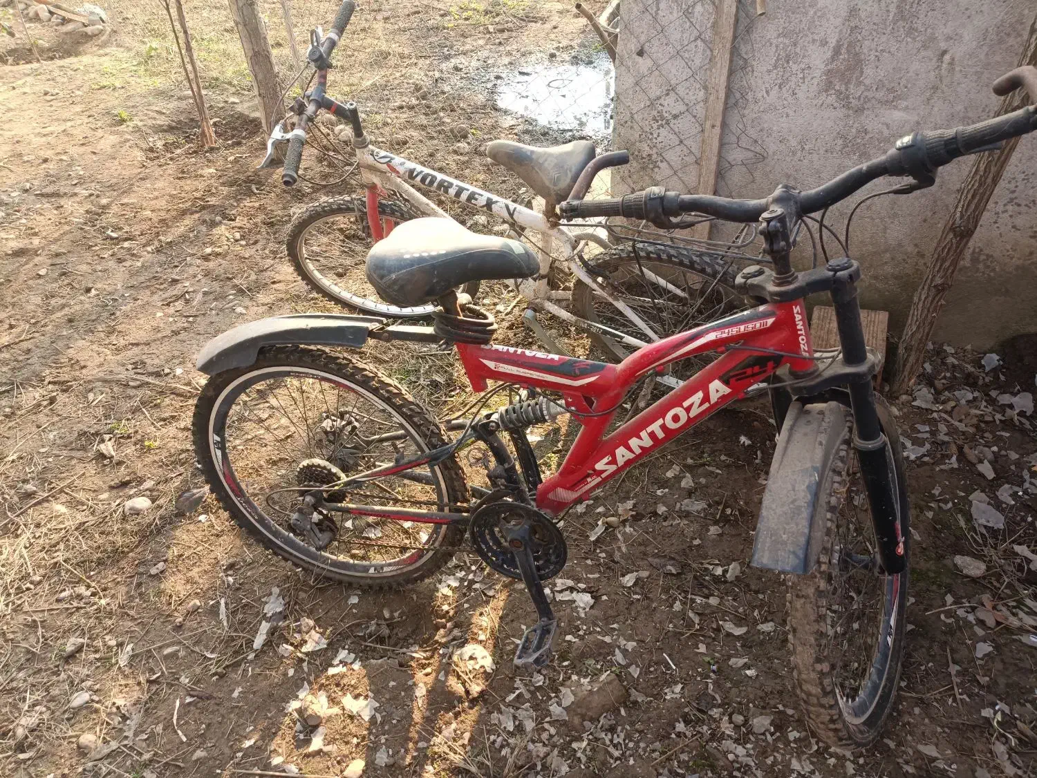 دوچرخه.مخزن آب آهنی|دوچرخه، اسکیت، اسکوتر|طاهرگوراب, |دیوار