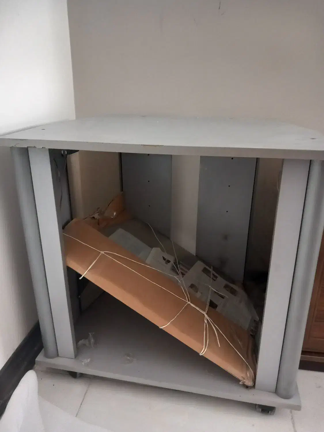 میز تلویزیون سالم دوطبقه شیشه خور مناسب  ۲۰ اینچ|میز تلویزیون|پرند, فاز ۴|دیوار