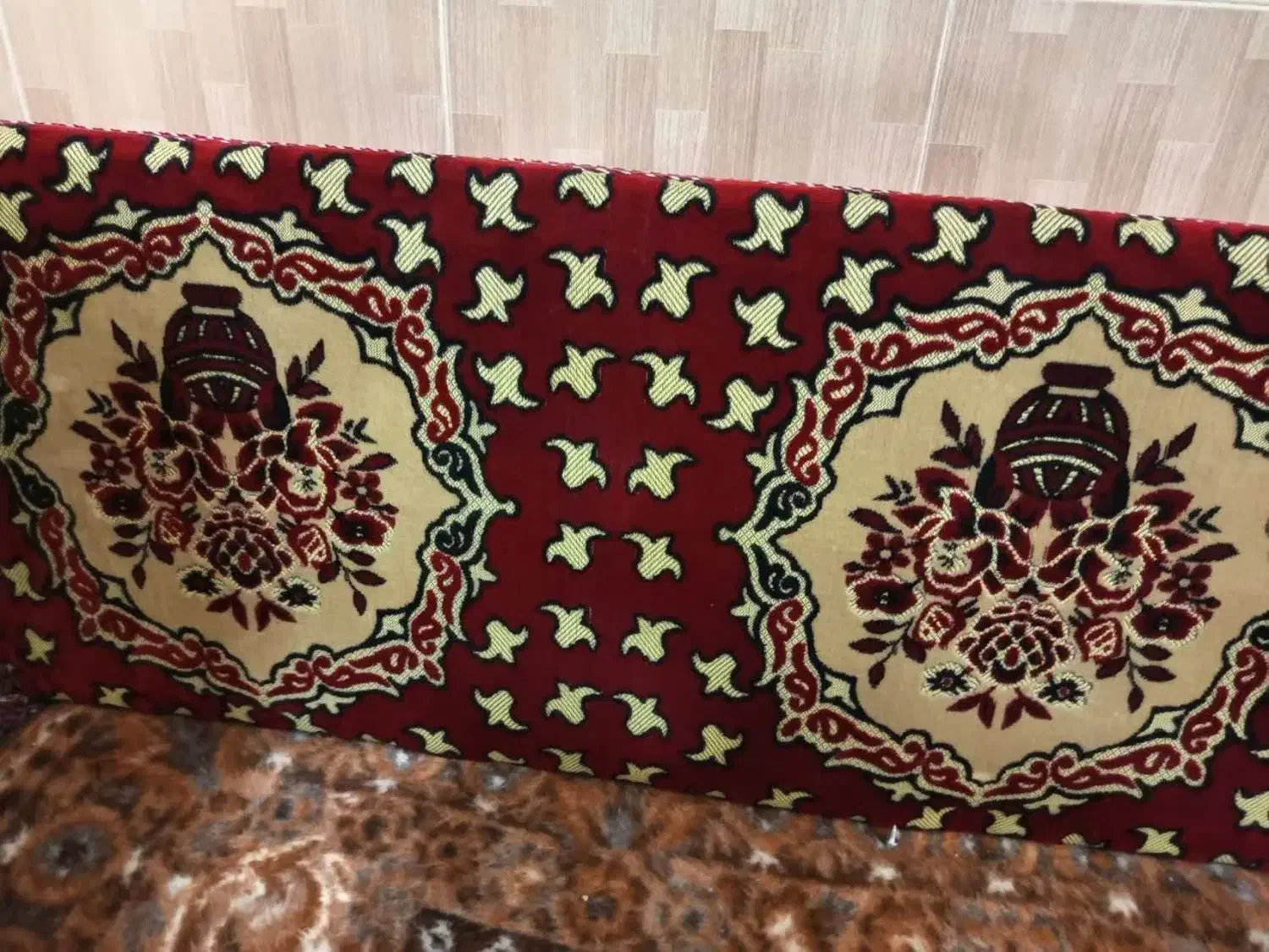 پشتی|پشتی|عجب شیر, |دیوار