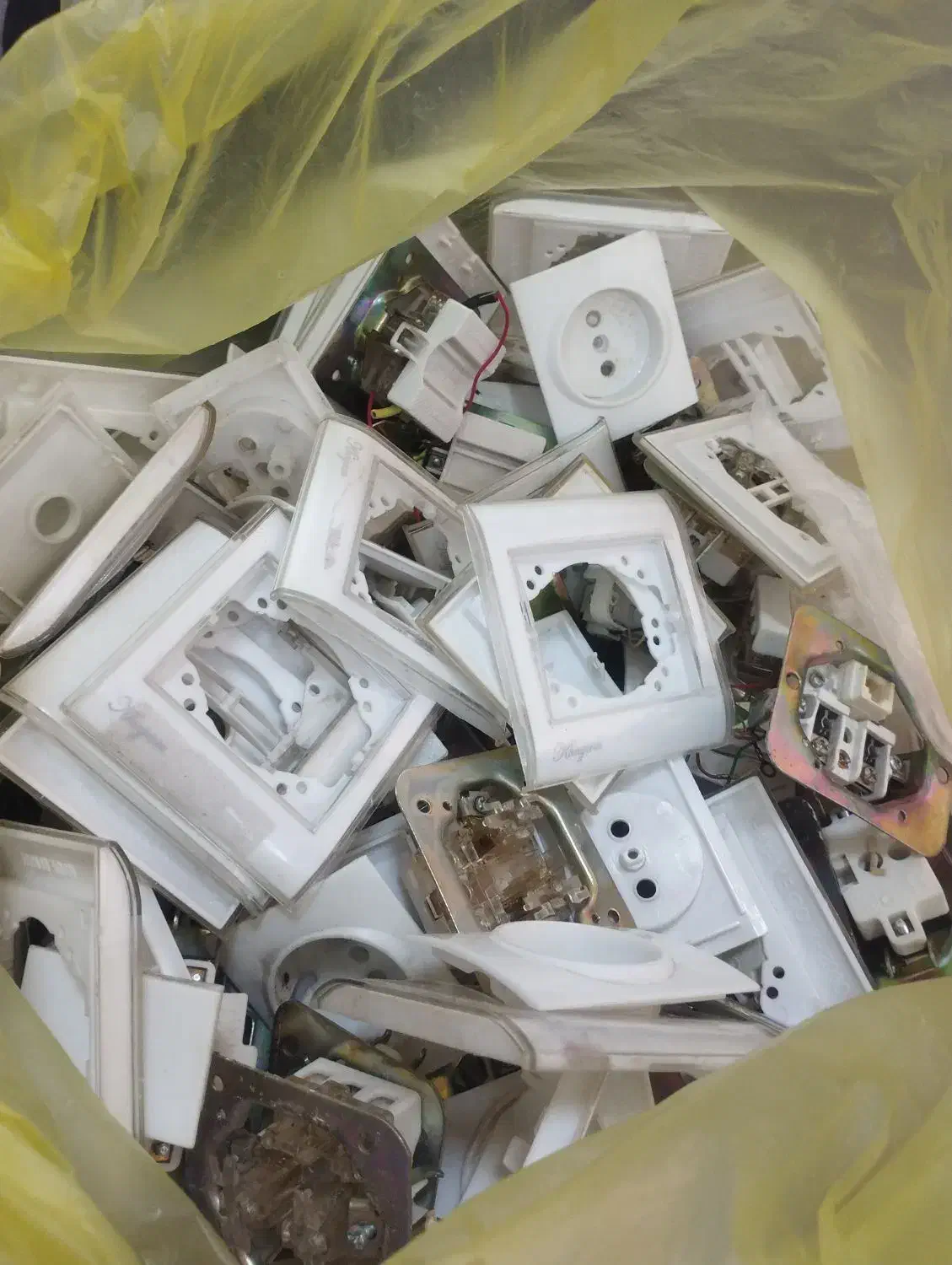 لامپ هالوژن  پریز  و کلید پریز برق و جای لامپ سقفی|لامپ و چراغ|رشت, چمارسرا|دیوار