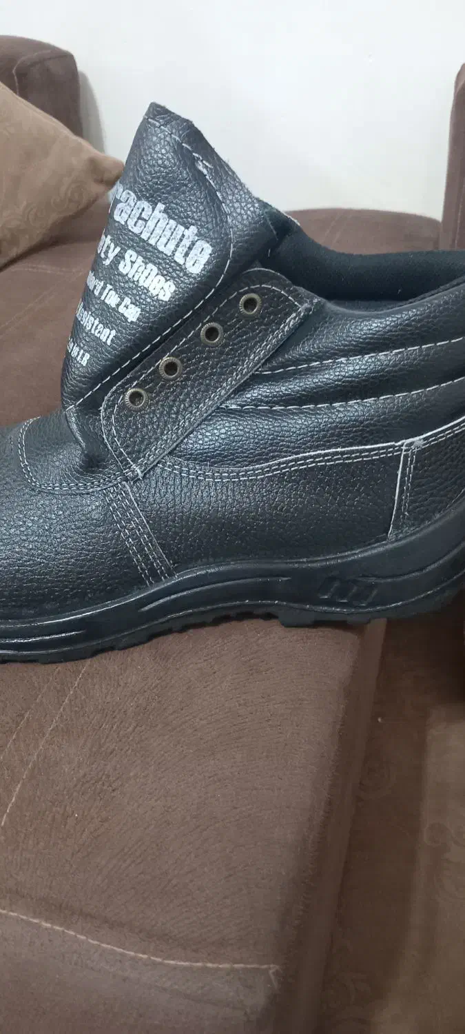 کفش کار|کیف، کفش، کمربند|رشت, پیرکلاچای|دیوار