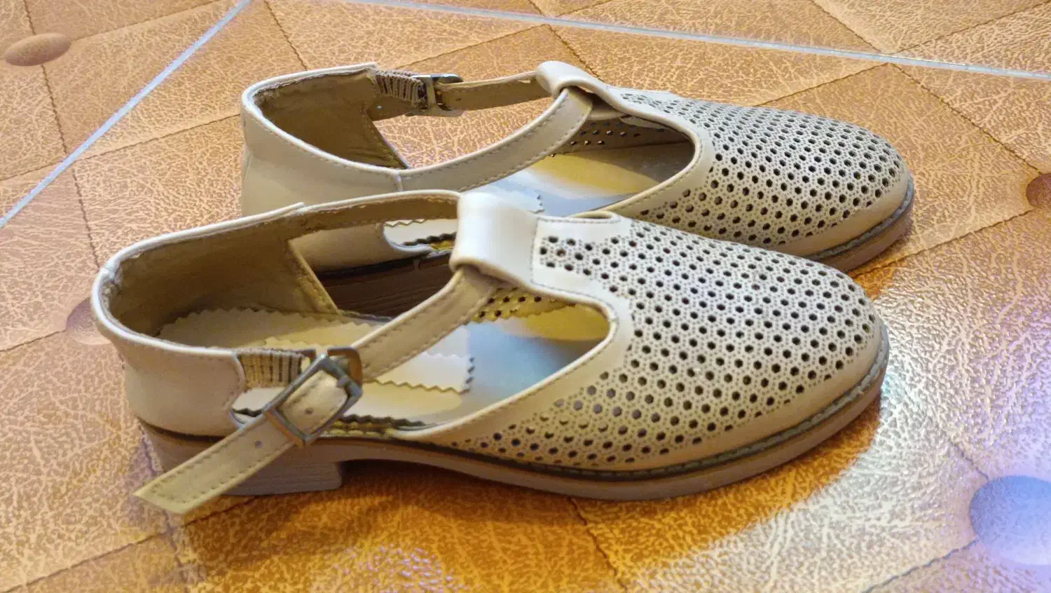 کفش|کیف، کفش، کمربند|شاهین دژ, |دیوار