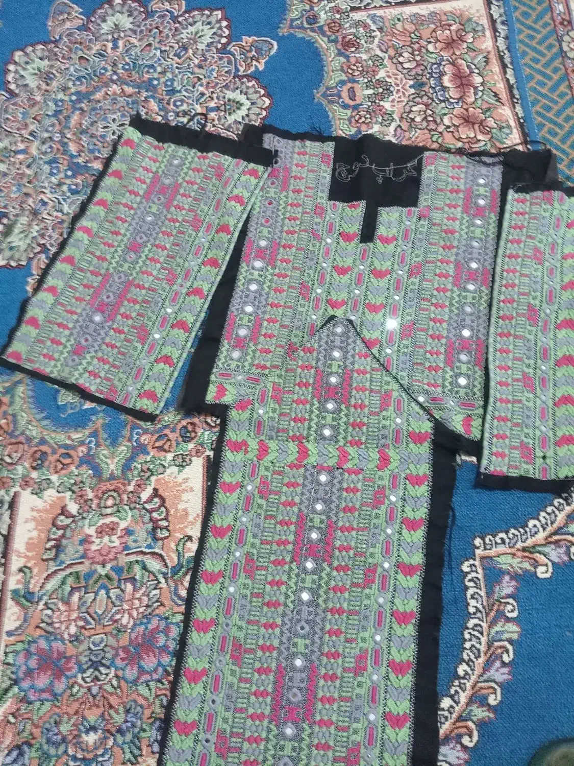 زی آستین بلوچی|لباس|گنبد کاووس, |دیوار