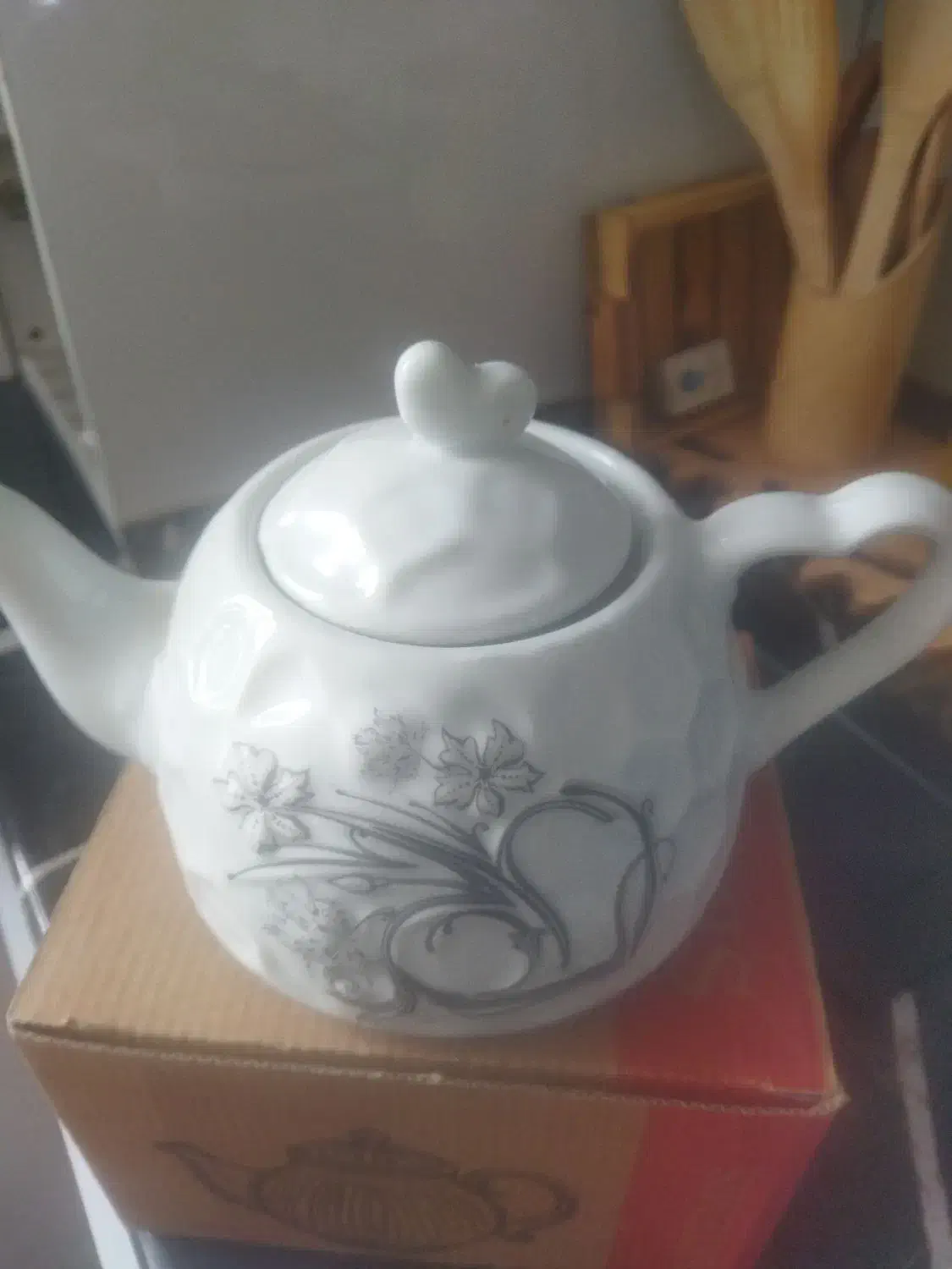 قوری چینی نونوبرجسته با کارتن.نلبکی ۵عدد ۱۰۰ تومان|قوری، کتری، قهوهساز دستی|اراک, |دیوار