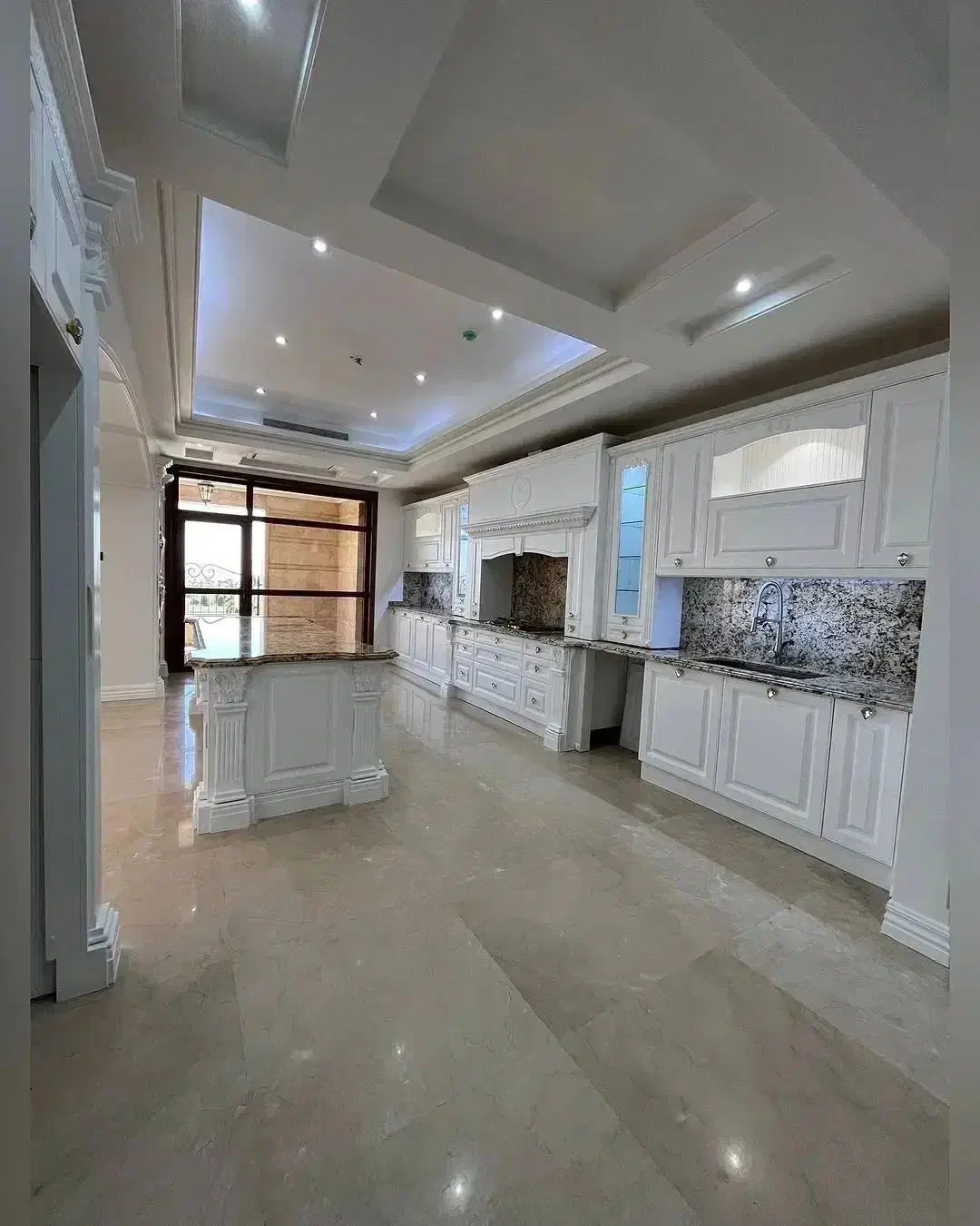 ۳۰۰متر ۴خواب نوساز ۲۰متر تراس هتلینگ آفرویژه