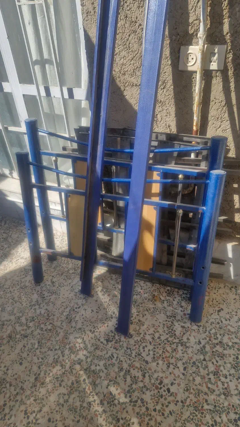 تخت یک نفره و پرده عمودی|تخت و سرویس خواب|فسا, |دیوار