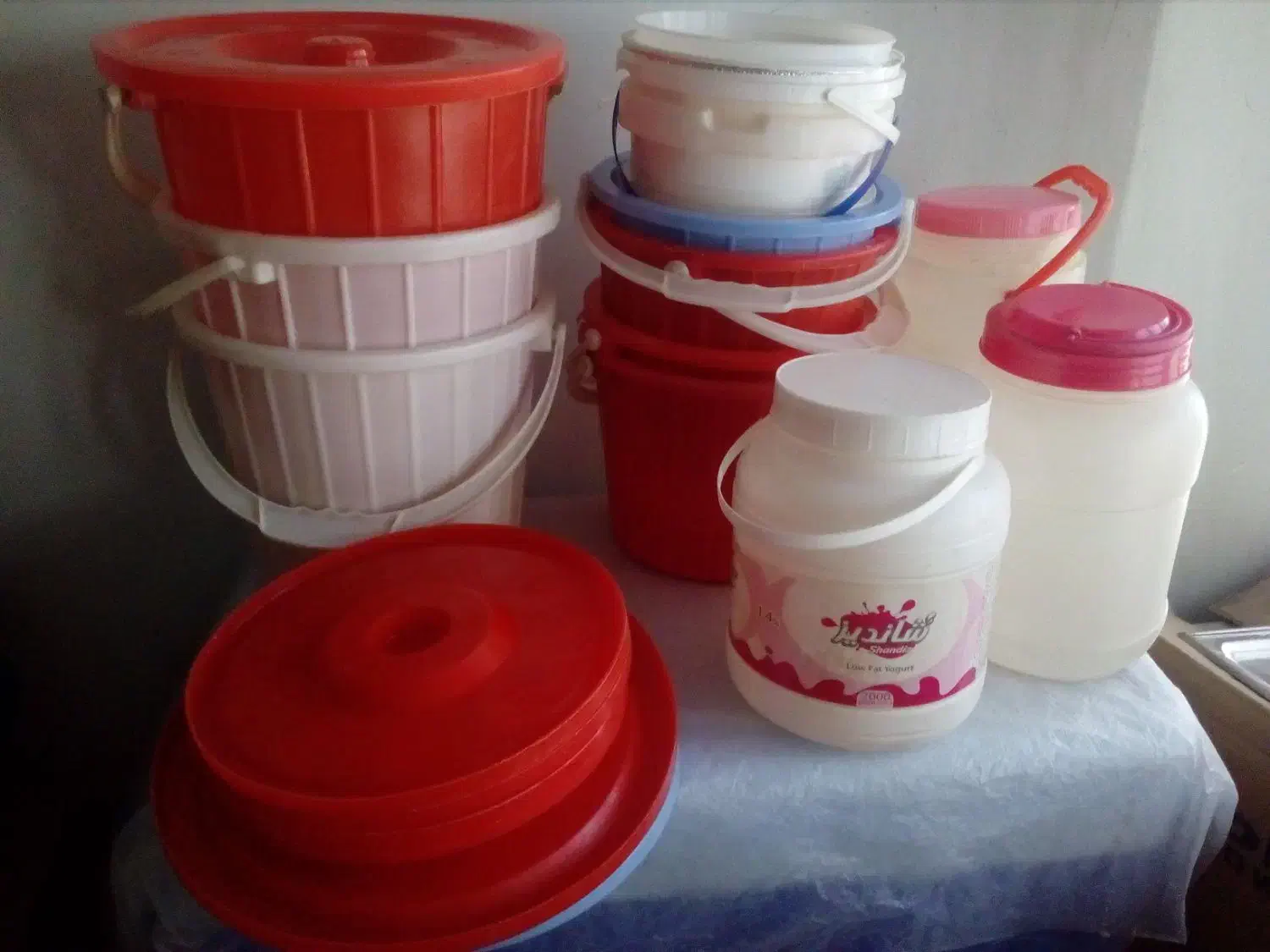 تعداد زیادی سطل و شیشه|ظروف نگهدارنده، پلاستیکی، یک‌بارمصرف|مرودشت, ژیان|دیوار