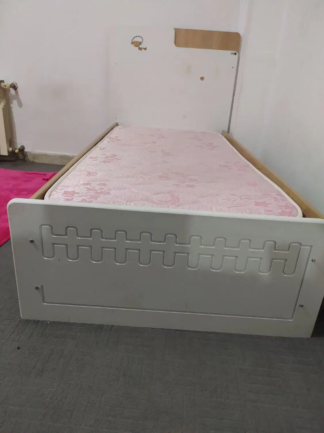 تخت کودک|تخت و صندلی بچه|آبیک, |دیوار