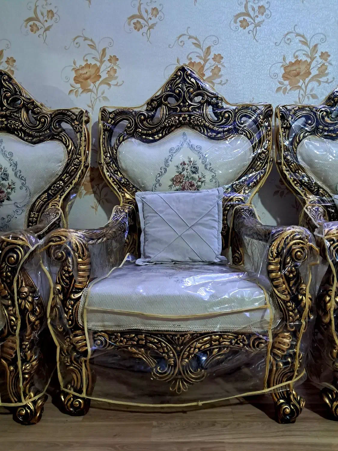 مبلمان سلطنتی کاملا سالم|مبلمان خانگی و میز عسلی|نسیم‌شهر, |دیوار