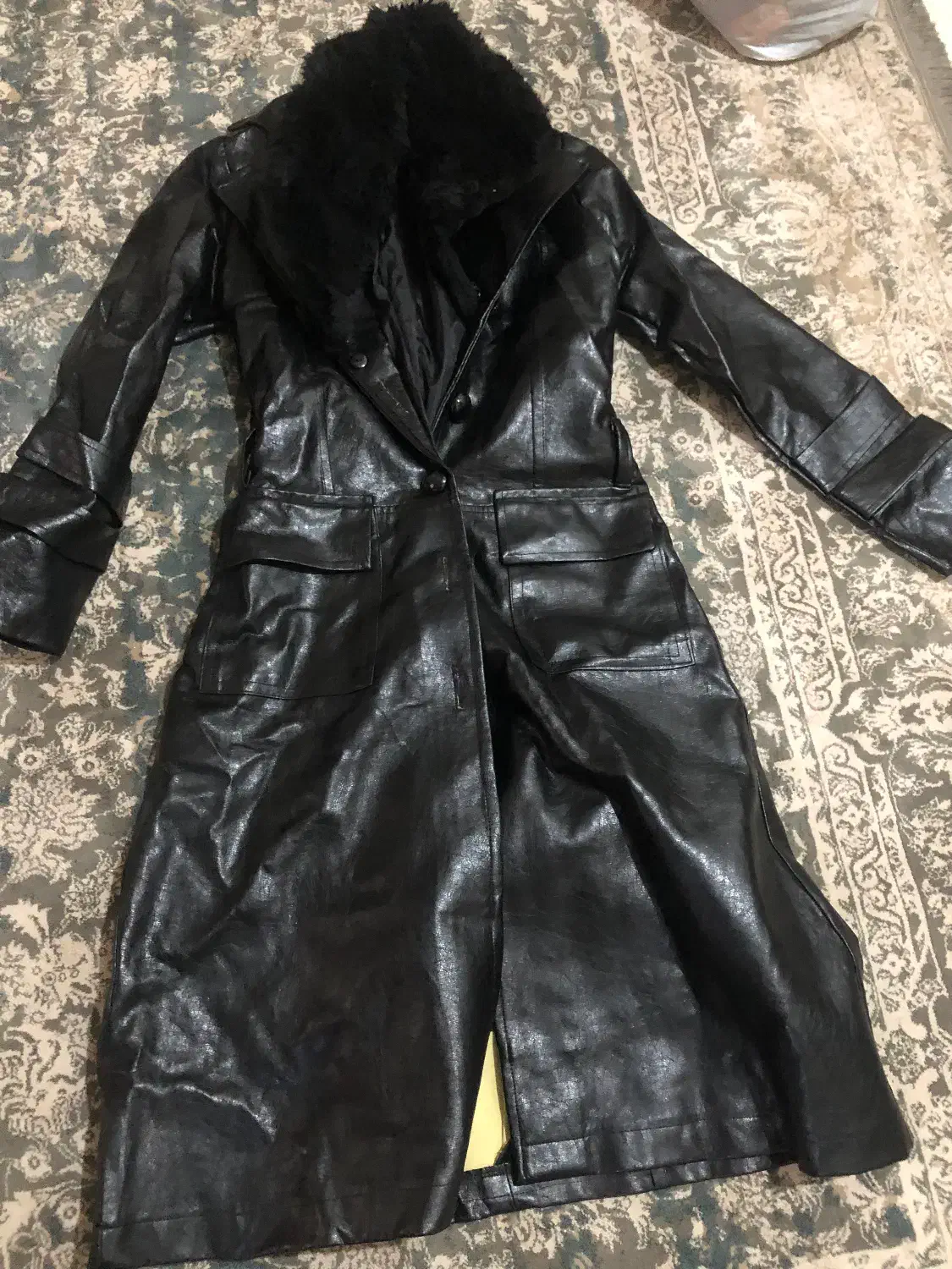 بارونی چرم|لباس|لاهیجان, قیام|دیوار