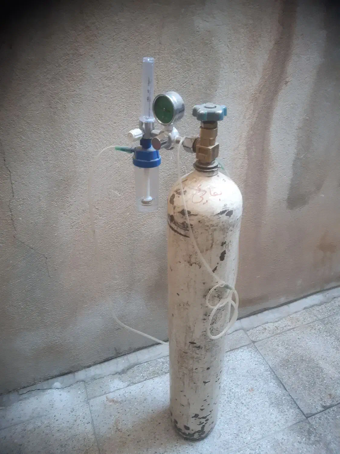 کپسول اکسیژن ۱۰ لیتری سالم وپر هست|پزشکی|قم, باسکول|دیوار