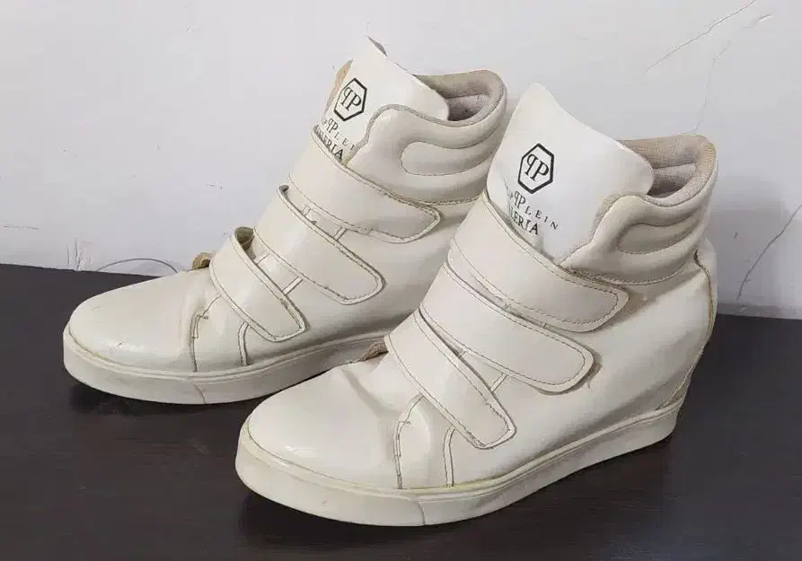 تعدادی کفش در حدنو|کیف، کفش، کمربند|خرمآباد, |دیوار