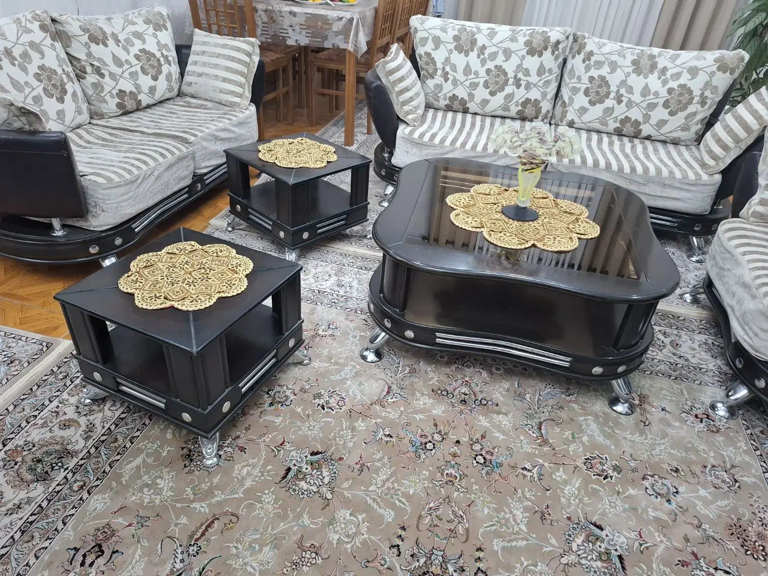 مبل راحتی ۱۰ نفره چرم و چوب و پارچه|مبلمان خانگی و میز عسلی|تهران, سردارجنگل|دیوار