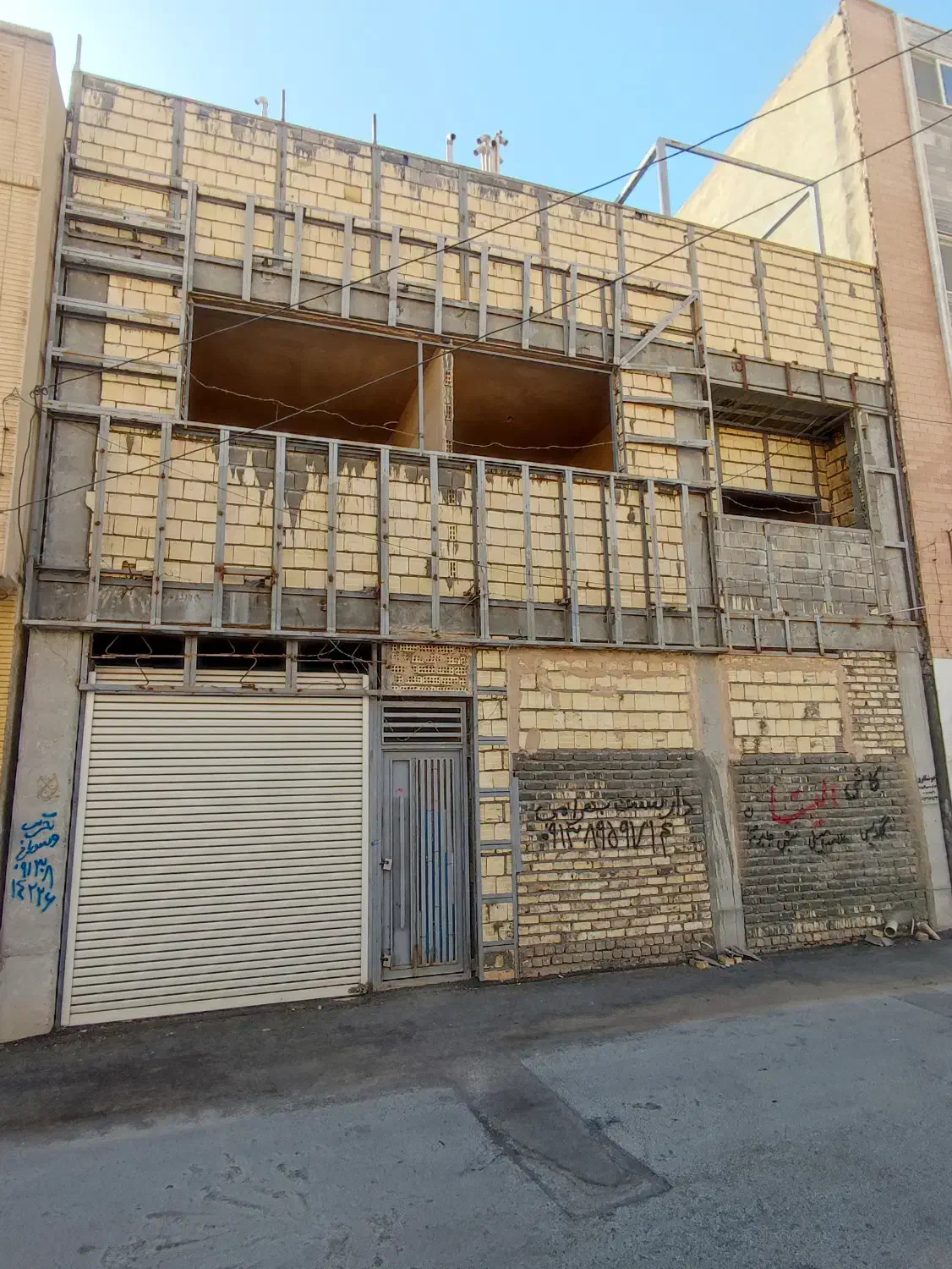 سه طبقه نیمه ساز همراه با موقعیت و شرایط خاص|پیشفروش املاک|شاهینشهر, فدک|دیوار