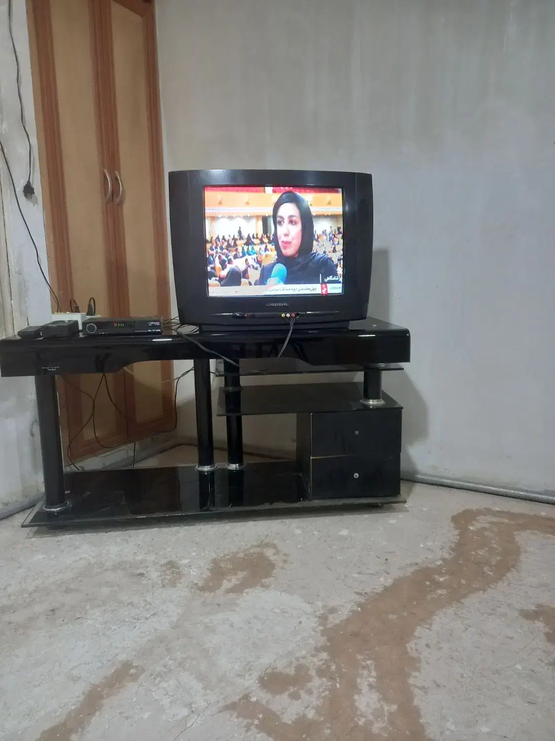 تلویزیون۲۱اینچ همراه با میز|تلویزیون و پروژکتور|مراغه, |دیوار