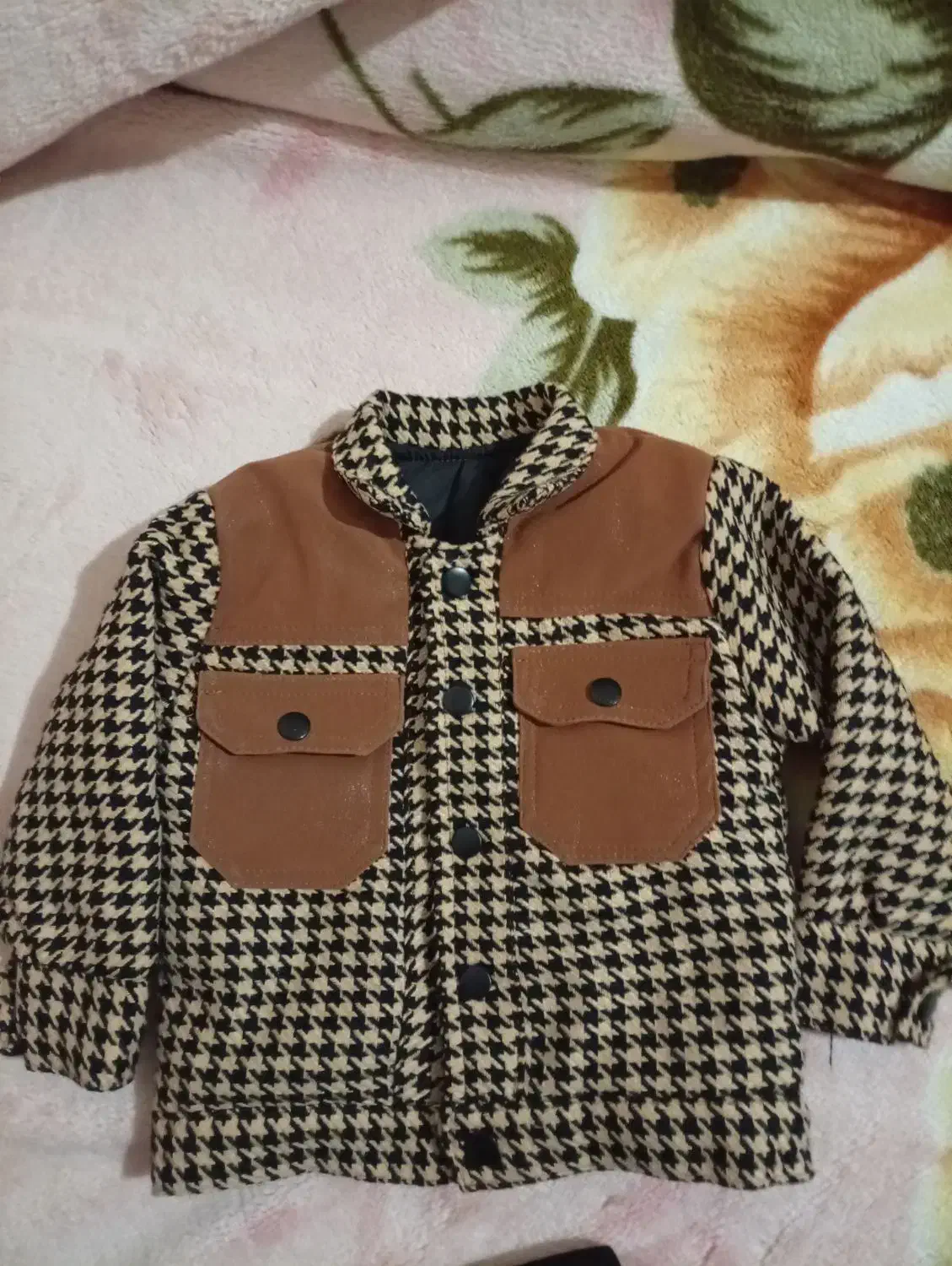 کاپشن|کفش و لباس بچه|خاوه, |دیوار