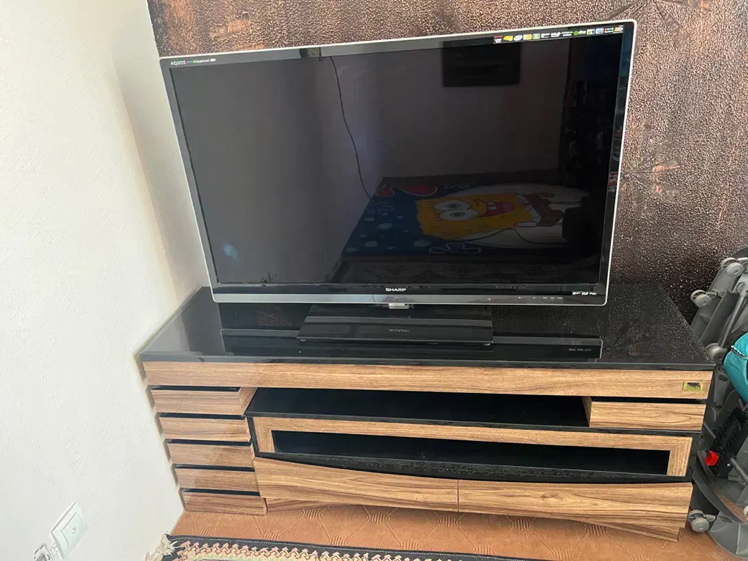 میز و تلویزیون|تلویزیون و پروژکتور|شاهینشهر, مسکن مهر|دیوار