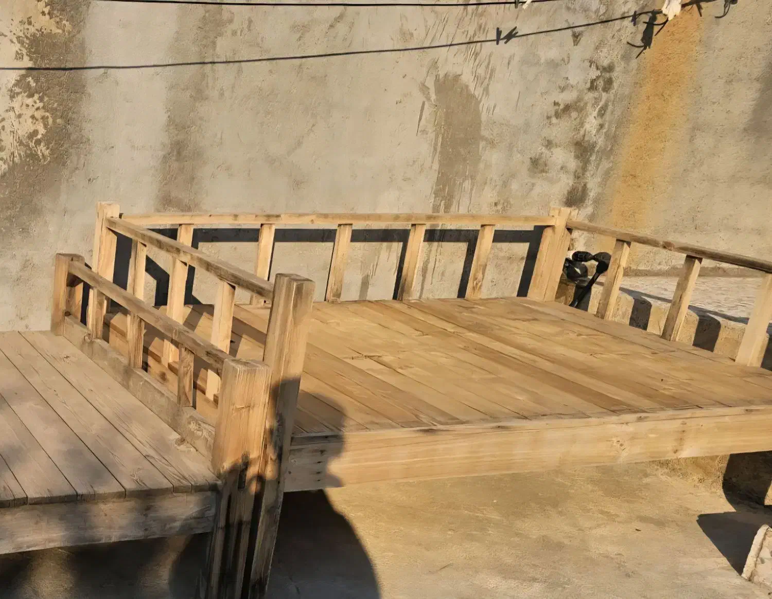 صندلی چوبی|صندلی و نیمکت|جم, |دیوار