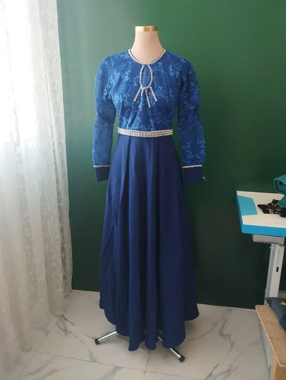 لباس مجلسی|لباس|شهریار, کهنز|دیوار