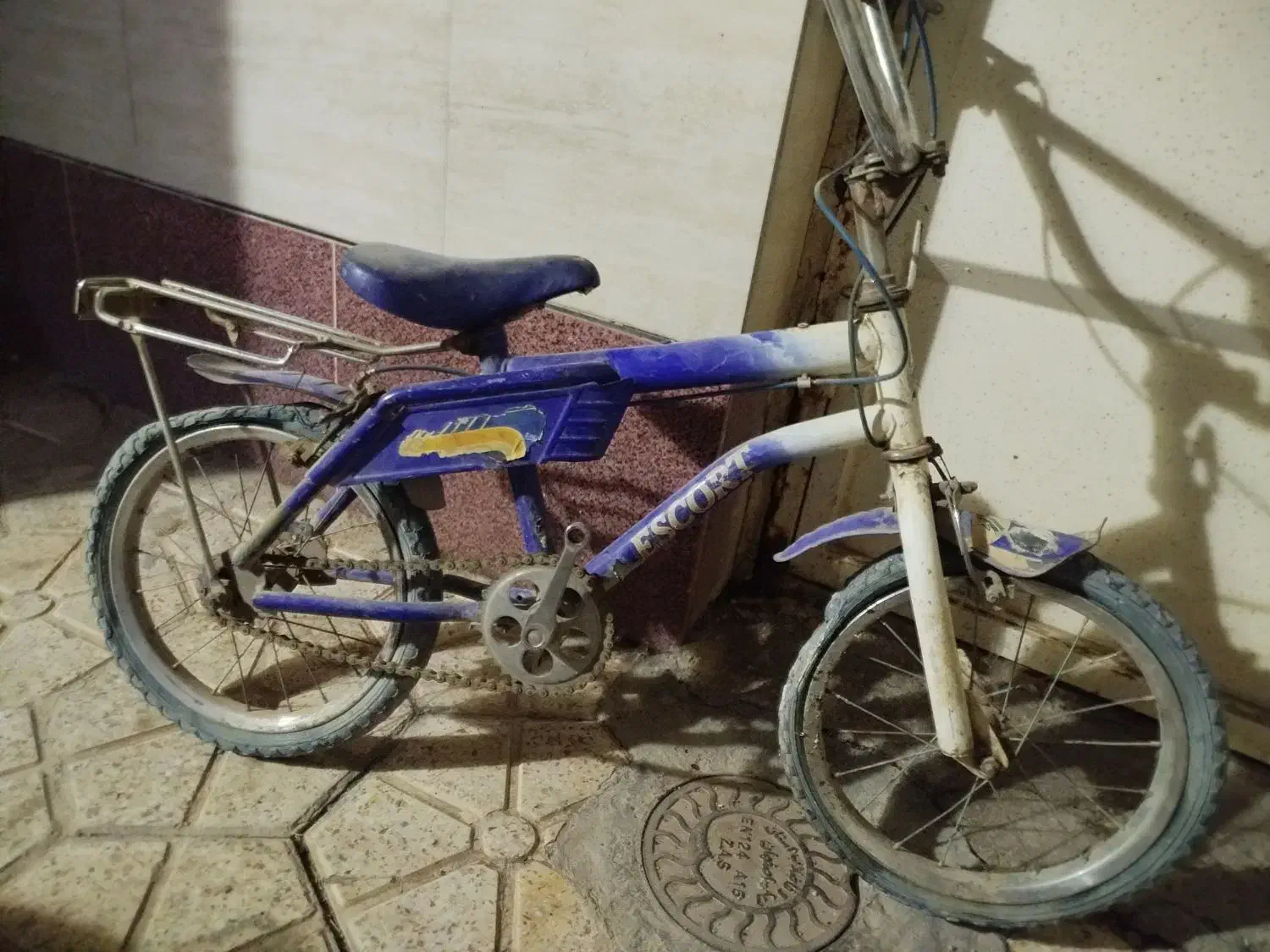 دوچرخه|دوچرخه، اسکیت، اسکوتر|برخوار, |دیوار