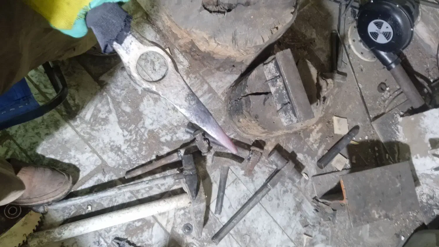 کلنگ ، قلم،تیشه تیز کنی ،اهنگری، چاقو تیز کنی|ابزارآلات|بیرجند, |دیوار