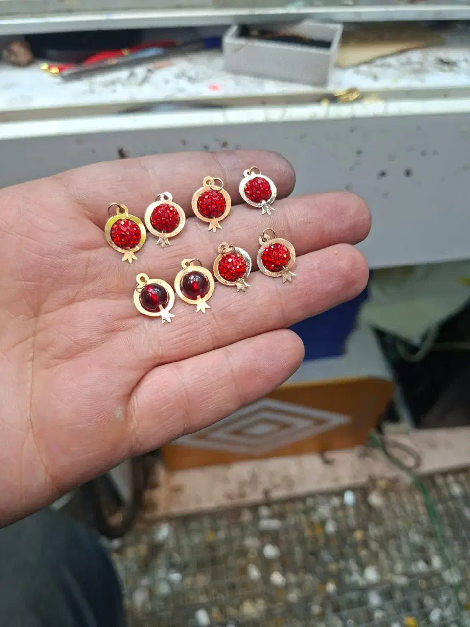 پلاک سبک یک نهصدی برای روز زن|جواهرات|شیراز, شاهچراغ|دیوار