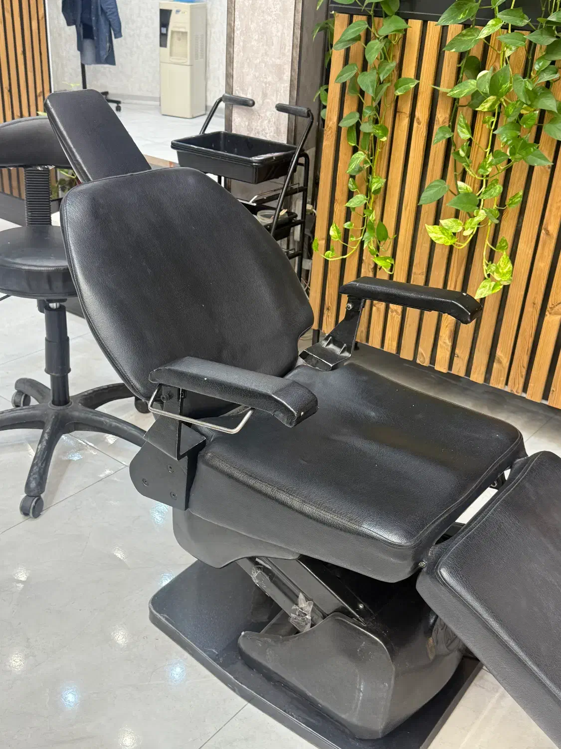 صندلی برقی ارایشگاهی|آرایشگاه و سالنهای زیبایی|سمنان, |دیوار