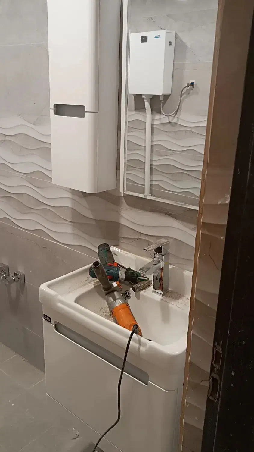 تاسیسات لوله کشی آب و فاضلاب مختاری|خدمات پیشه و مهارت|میانه, |دیوار