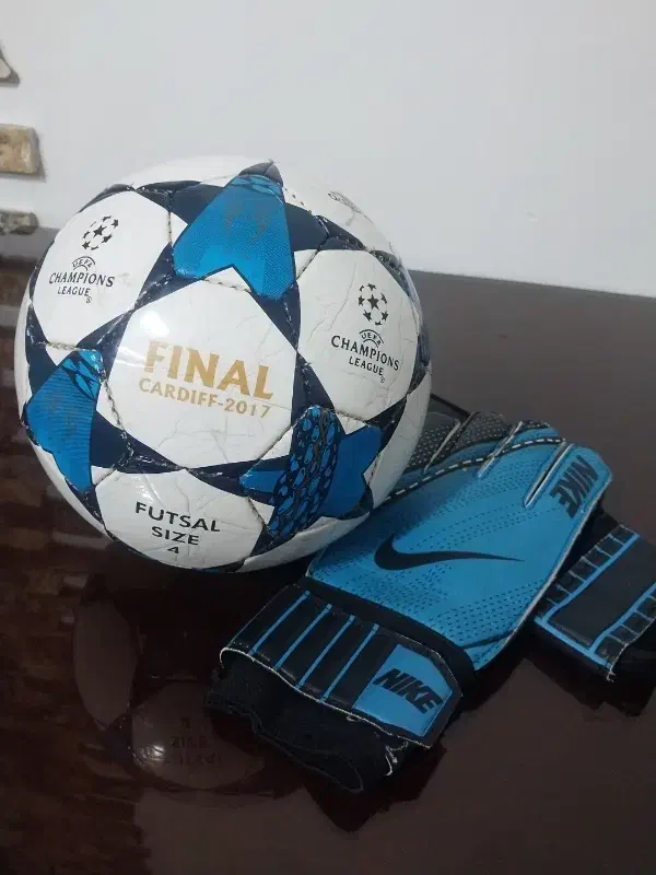 توپ چمن و دستکش فوتبال درحدنو|ورزش‌های توپی|ملایر, |دیوار