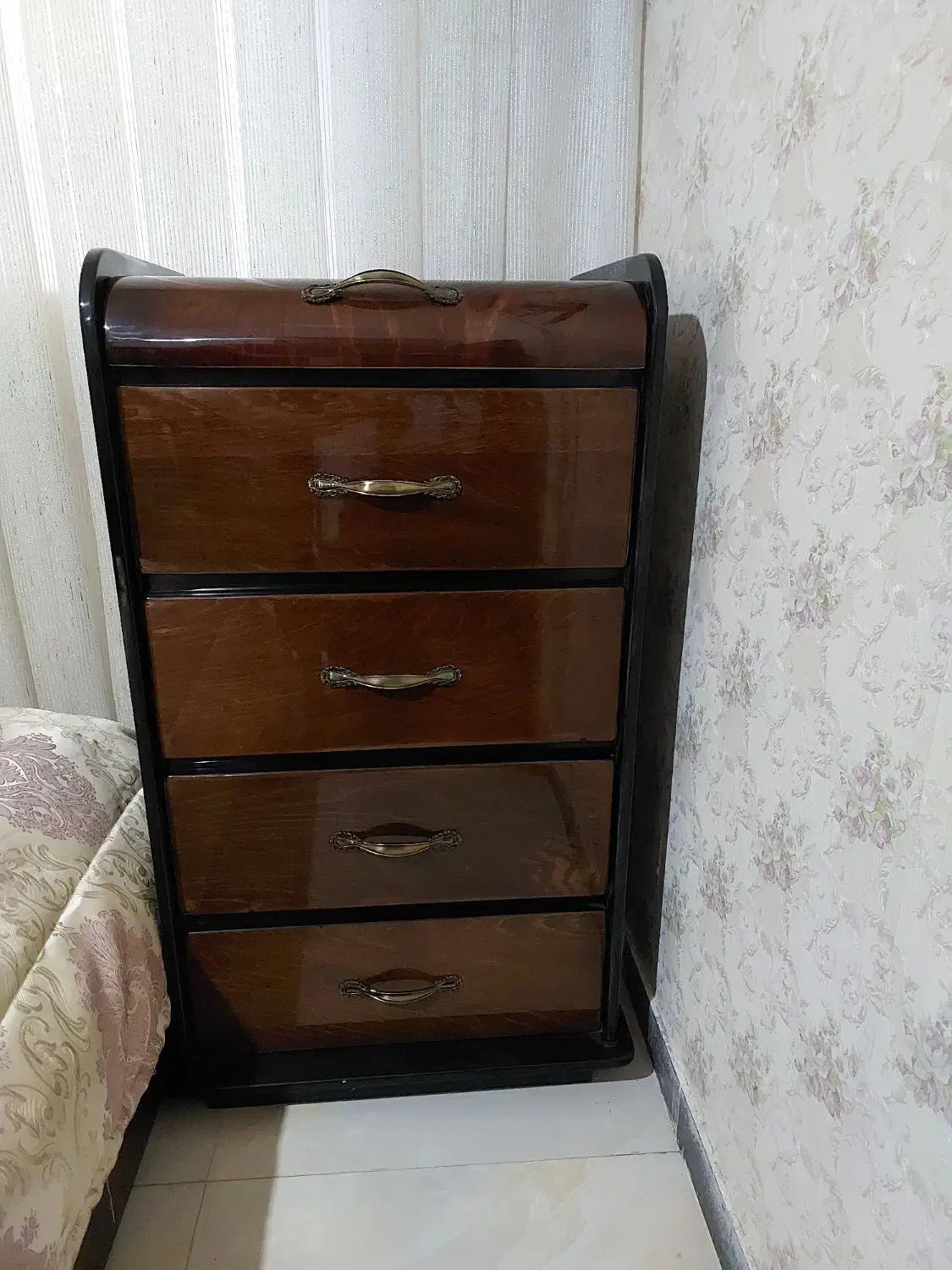 تخت خواب و میز آرایش و دراور|تخت و سرویس خواب|گرمسار, |دیوار