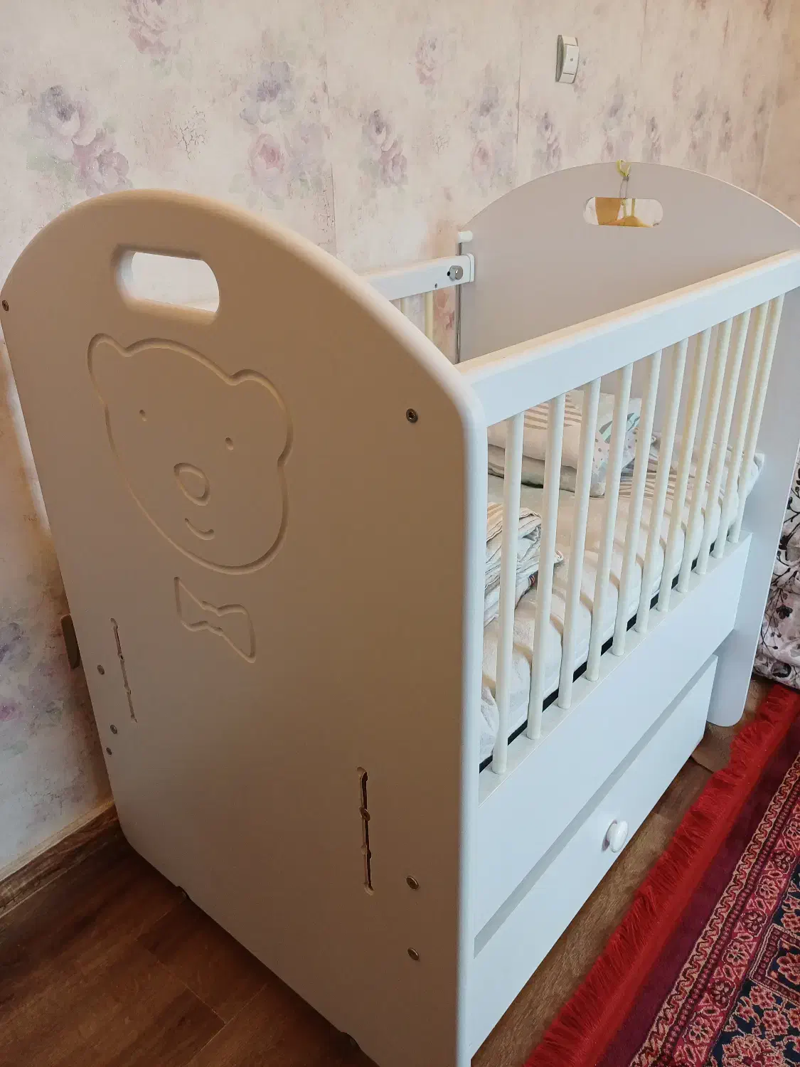 تخت نوزاد کنار مادر|تخت و صندلی بچه|چالوس, |دیوار