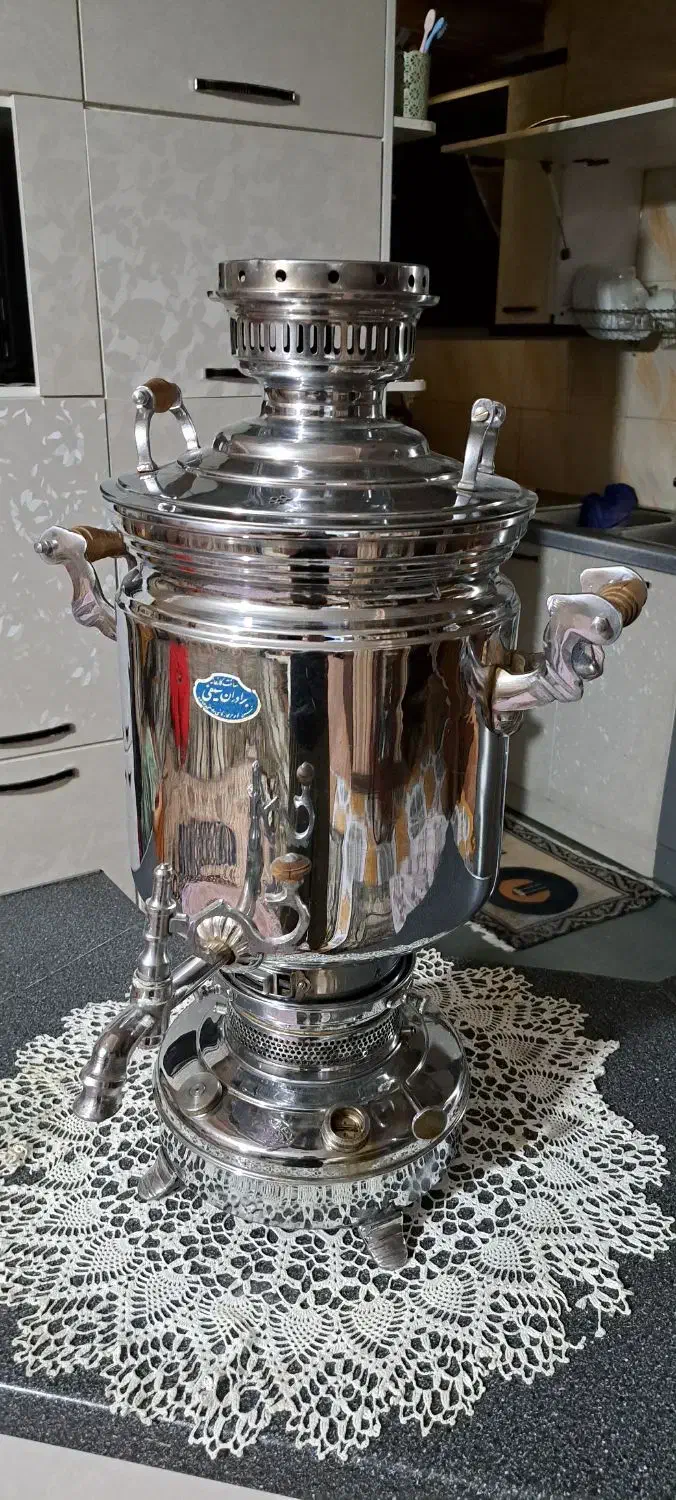 سماور نفتی در حد نو|کلکسیون اشیاء عتیقه|قدس, شهر‌قدس|دیوار