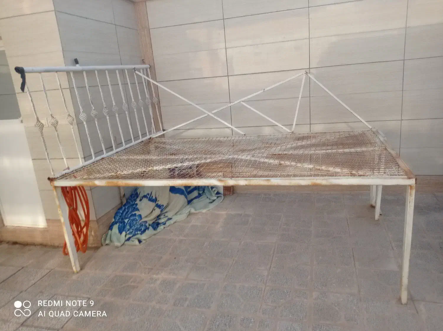 تخت آهنی|تخت و سرویس خواب|تربتحیدریه, باغ سلطانی|دیوار