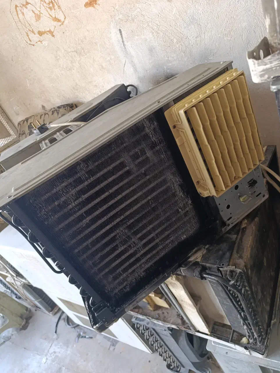 کولرپنجره|کولر گازی و فن‌کوئل|مسجد سلیمان, |دیوار