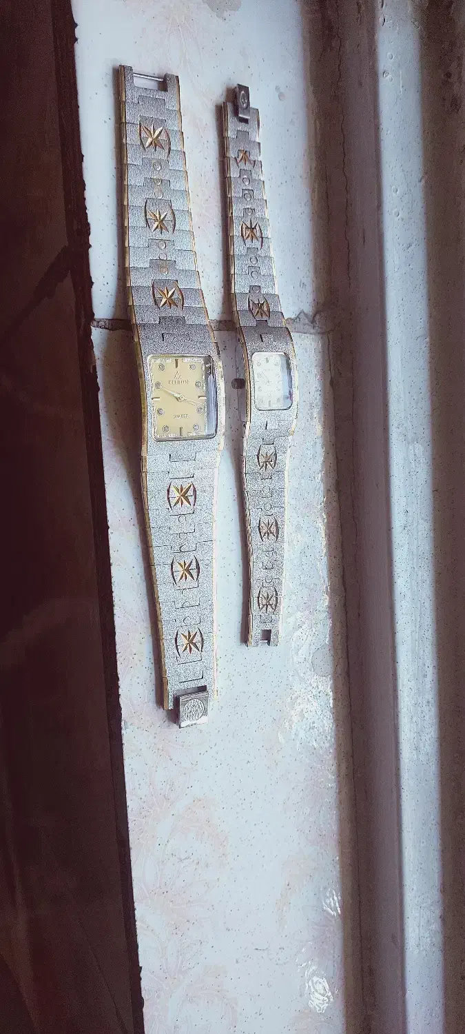 ست ساعت|ساعت|رباط‌کریم, رباط‌کریم|دیوار