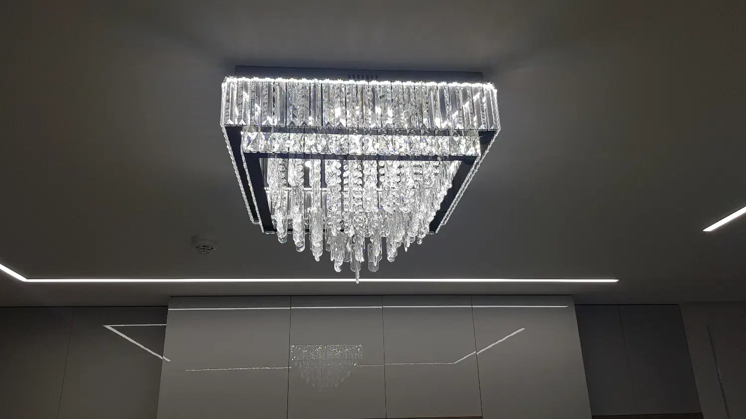 لوستر کریستالی سقفی|لوستر و چراغ آویز|اصفهان, باغ دریاچه|دیوار